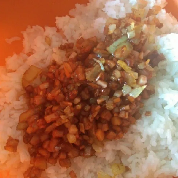 Dalam wadah siapkan nasi panas/hangat, tuang sosis bumbu di atas nasi, aduk rata.