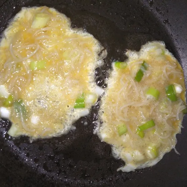 Dadar telur menggunakan teflon yang sudah diolesi minyak. Dadar menggunakan takaran sendok makan.