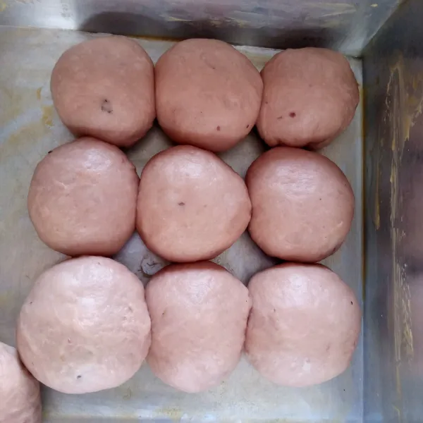 Taruh diloyang yang sudah diolesi margarin. Tutup dengan plastik wrap/lap bersih. Diamkan sampai mengembang dua kali lipat. Kemudian oles dengan margarin.