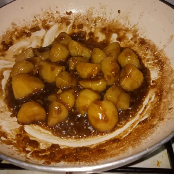 Koreksi rasa dan masak hingga kuah mengental dan menyusut.