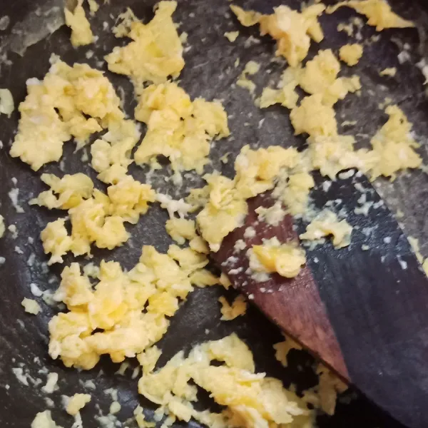 Kocok telur tambahkan sedikit garam kemudian buat orak arik pakai api kecil sisihkan.