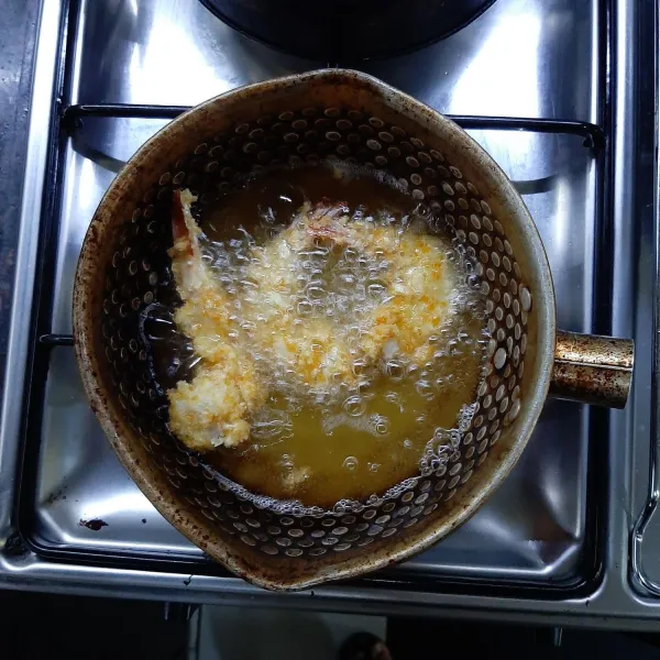 Goreng hingga kecoklatan dalam minyak panas, segera angkat setelah berubah warna tidak perlu terlalu lama, tiriskan. Lalu buat salad dengan mencampur semua bahan kecuali timun dan mayonaise, diamkan sesaat lalu saring dan sajikan kepiring bersama udang dan timun siram dengan mayonaise.