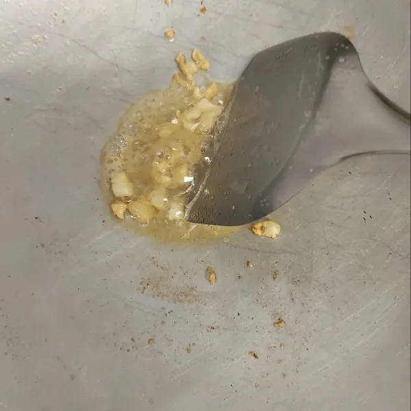 Dengan api kecil tumis bawang putih cincang hingga harum dan kekuningan.