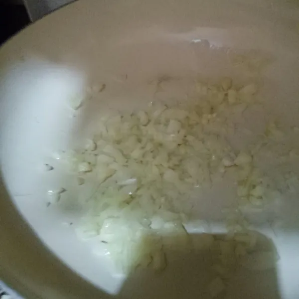 Tumis bawang putih dan bawang bombai hingga harum.