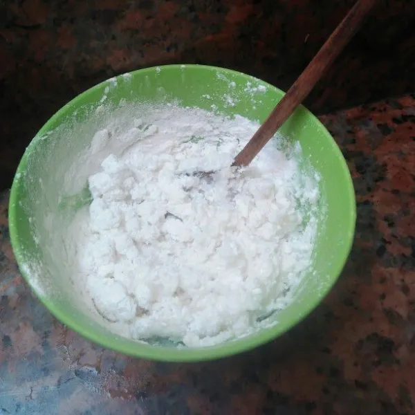 Di dalam wadah campurkan tepung beras dengan 3 sdm air panas, aduk lalu uleni sampe kalis.