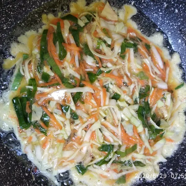 Panaskan margarin masukkan adonan telor, masak sampai matang bolak balik.