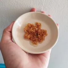 Panaskan minyak, tumis bawang putih daj bawang bombay sampai keemasan, sisihkan dahulu.