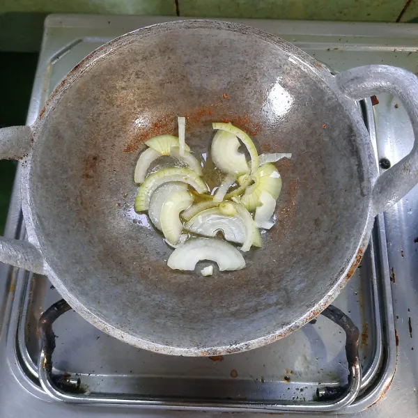 Tumis bawang bombai hingga layu.