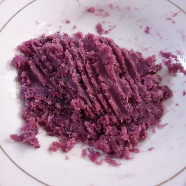 Kupas ubi. Kukus sampai matang. Kemudian haluskan.
