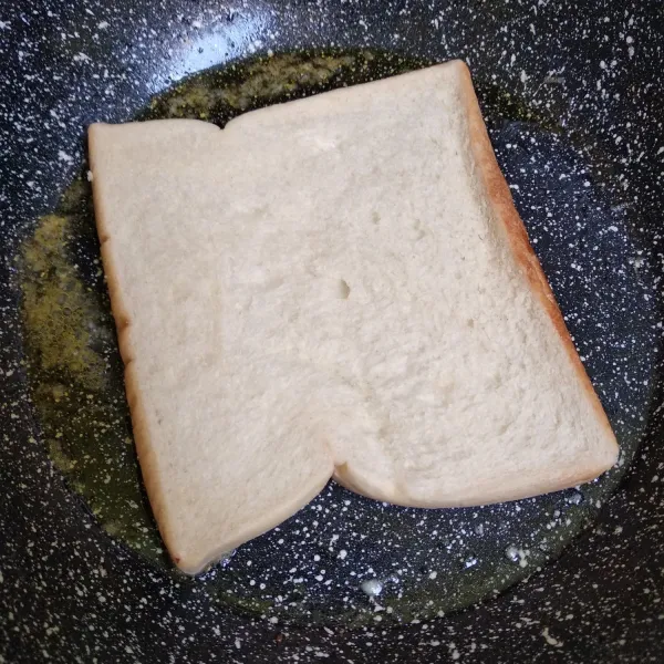 Panaskan margarin, panggang roti tawar.