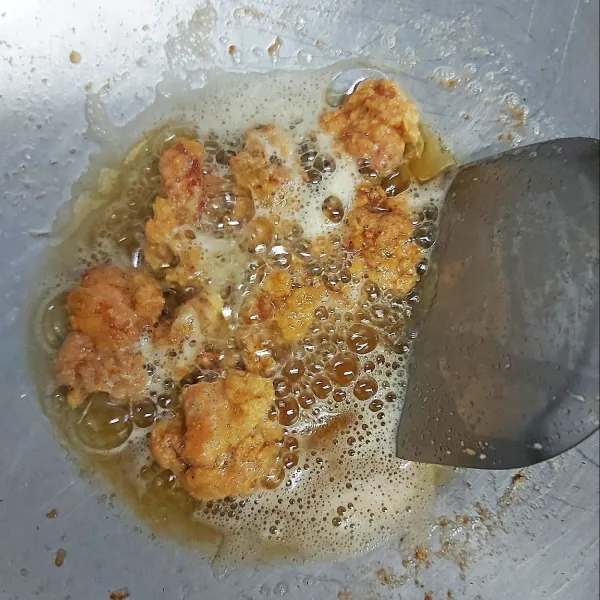 Kemudian goreng lagi ayam hingga kering, berwarna kuning kecoklatan.