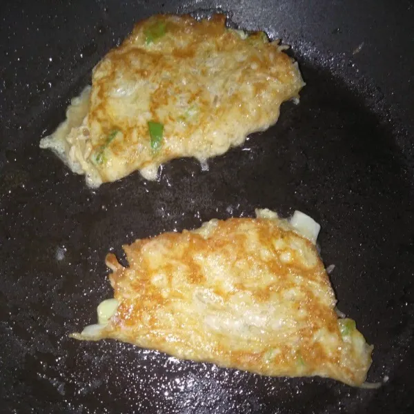 Lipat pangsit telur kemudian bolak balik hingga matang.