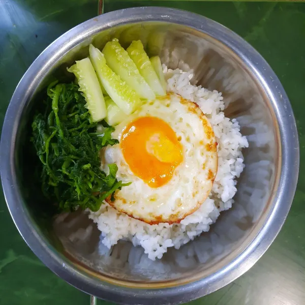 Tambahkan telur, sayur selada, dan timun.