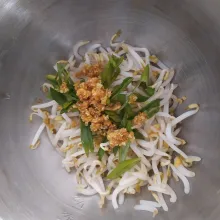 Siapkan wadah, masukkan tauge, daun bawang dan bawang yang sudah ditumis.