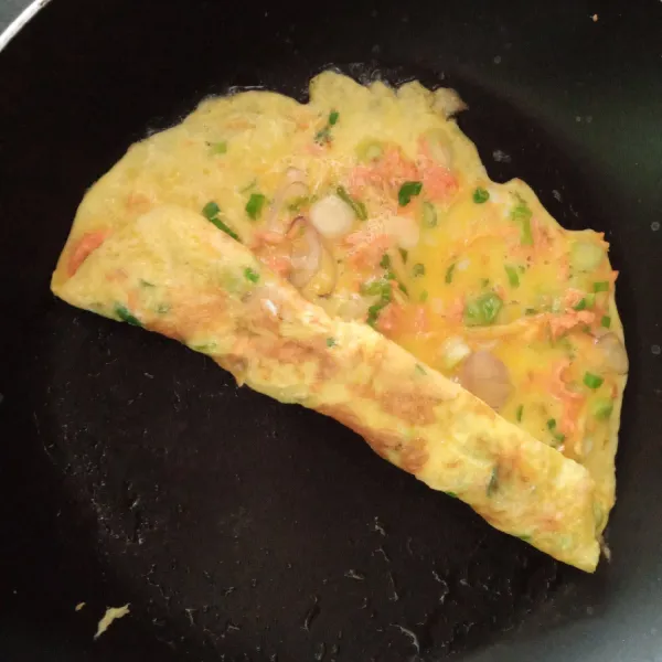 Setelah telur dadar setengah matang gulung telur dadar.