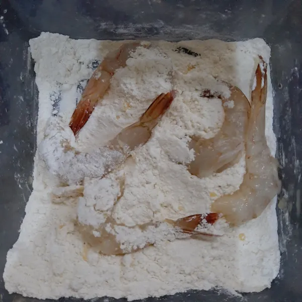 Campurkan bahan kering ke dalam tepung, kecuali panir. Masukkan udang yang sudah di rendam kedalam tepung serbaguna, lalu masukan lagi kedalam telur.