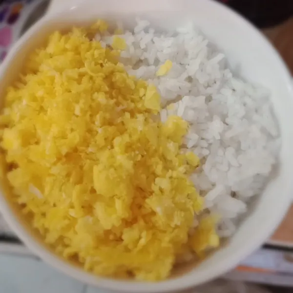 Siapkan nasi putih panas tata toping telur dan ayam di bagian atas nya kemudian sajikan.