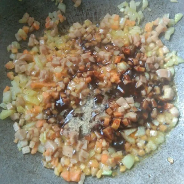 Masukan irisan wortel tambahkan garam, saus teriyaki, merica bubuk dan gula pasir masak hingga semua matang, sisihkan.