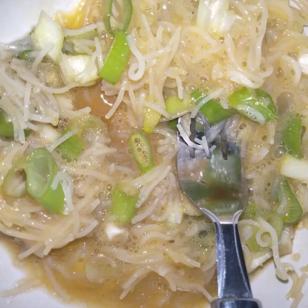 Aduk rata menggunakan garpu.