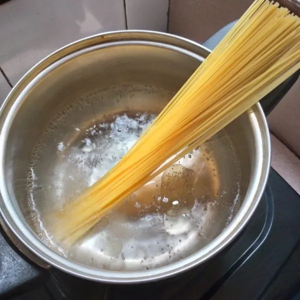 Rebus 500 gram Spagetti dengan 800 ml air