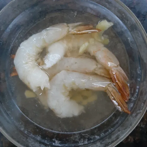 Buat infused water dari bawang putih, diamkan beberapa saat, lalu masukan udang istirahatkan sekitar 30 menit.
