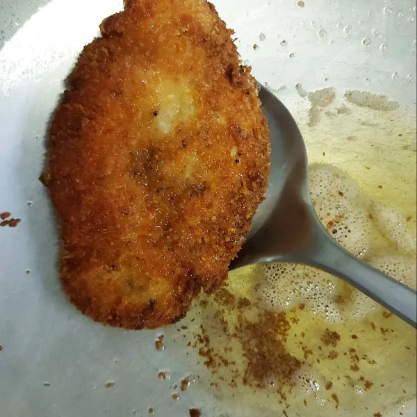 Dengan api sedang cenderung kecil goreng ayam hingga kedua sisinya crispy berwarna kuning kecoklatan angkat tiriskan lakukan hingga selesai.