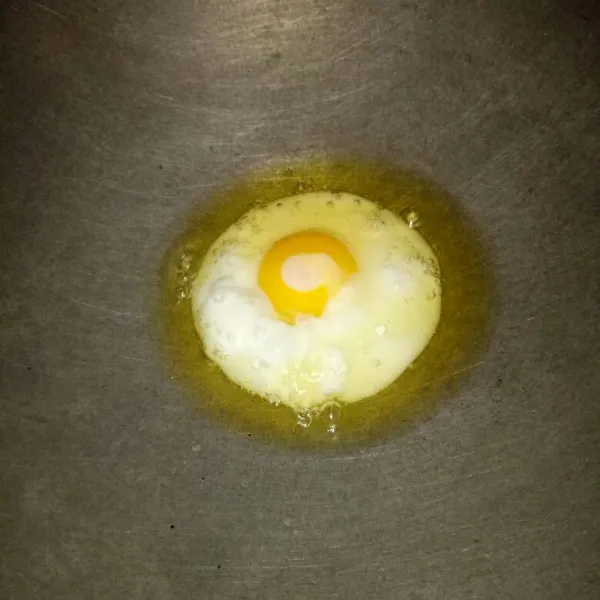 Siapkan wajan,panaskan minyak. Ceplok telur dengan api kecil,sampai setengah matang. Angkat, tiriskan dan sisihkan terlebih dahulu.