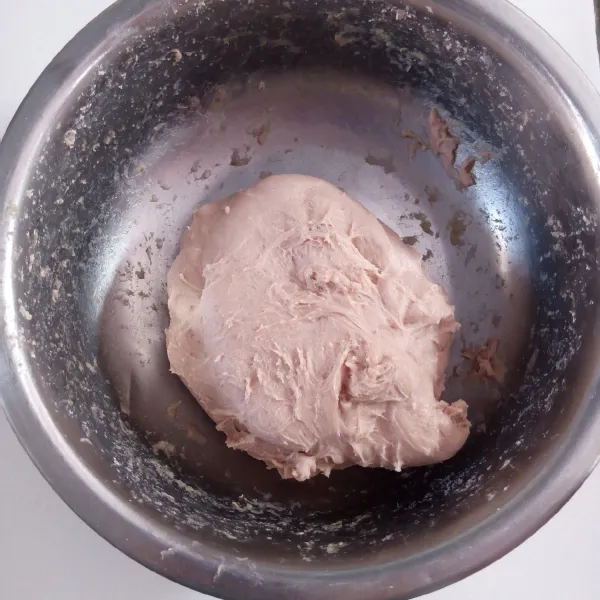 Campur ubi bersama bahan lainnya kecuali margarin dan garam. Aduk sampai tercampur rata. Tambahkan margarin dan garam. Uleni sampai kalis elastis. Tutup adonan dengan lap bersih/plastik wrap. Diamkan sampai mengembang 2 kali lipat.