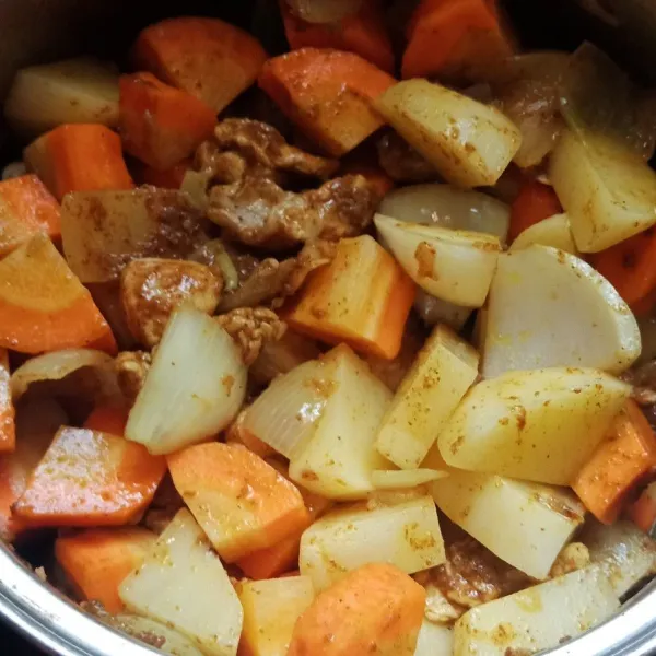 Masukan kentang dan wortel aduk rata.