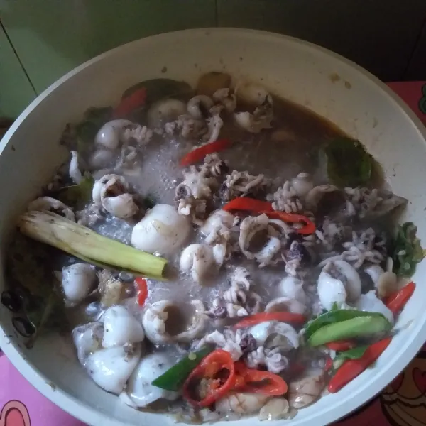 Masak hingga bumbu meresap.