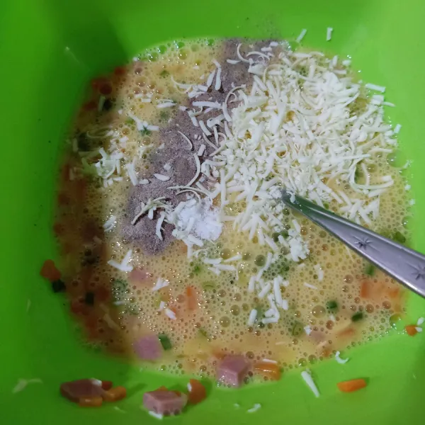 Campur dalam wadah semua bahan gyeran mari, kecuali minyak goreng, kocok sampai rata.