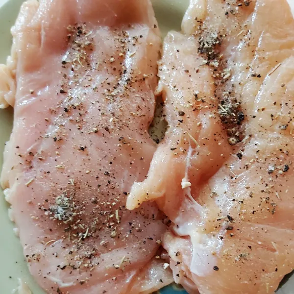 Setelah daging ayam di pipihkan lumuri dengan bumbu marinate diamkan sebentar .