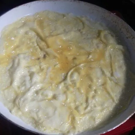 Campur semua bahan omelette, kemudian kocok lepas telur. Lalu goreng di wajan panas yang sudah diberi margarin.