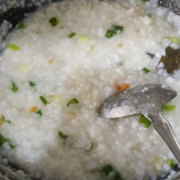 Masukkan daun bawang, merica, dan garam. Aduk hingga sedikit layu. Matikan kompor. Tambahkan bawang goreng. Aduk rata.