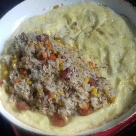 Beri nasi di satu sisi.