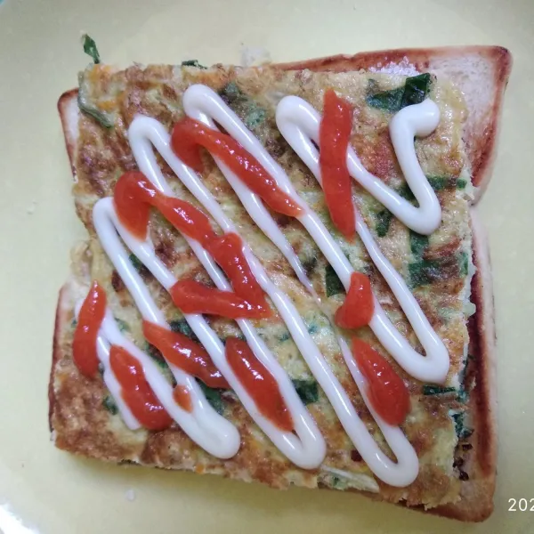 Tambahkan mayonaise dan saos tomat.