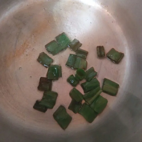 siapkan panci kecil tuang 1 sdm minyak goreng dan minyak wijen, masukan daun bawang tumis sampe harum.