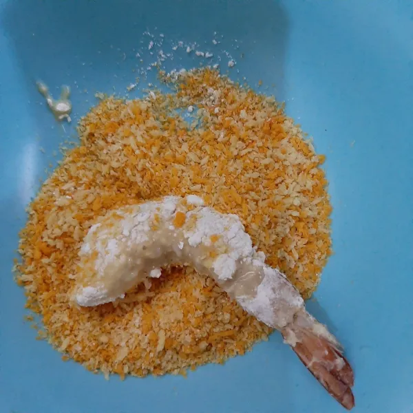 Gulingkan ke dalam tepung panir, masukkan lagi ke telur, lalu balut lagi ke tepung panir. Ulangi hingga tebal tepung dirasa cukup.