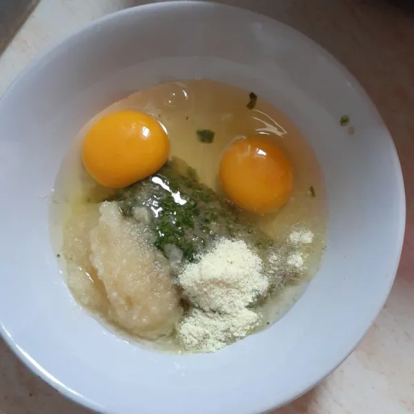 Siapkan wadah, masukkan bawang merah dan seledri yang sudah digiling. Lalu tambahkan telur, lada, bawang putih halus, garam, dan penyedap. Aduk rata