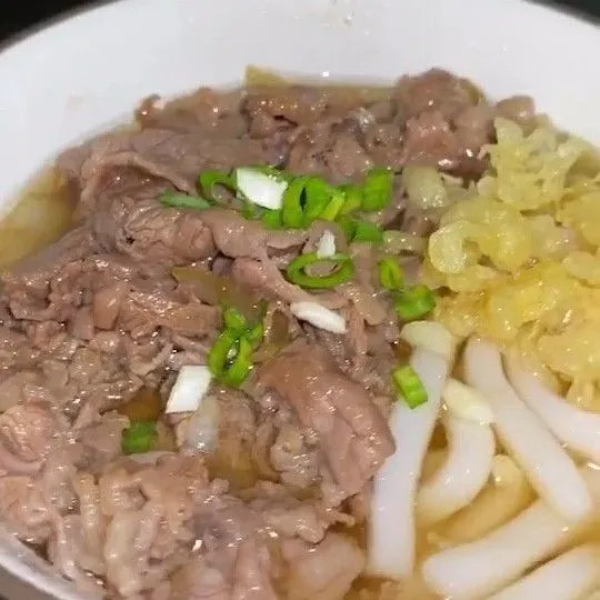 Siapkan wadah, masukkan udon, kemudian daging slice, kremesan dan siram dengan kuah. Niku udon ala Marugame siap disajikan.