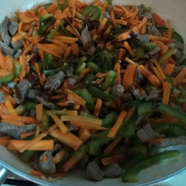 Beri bumbu-bumbu dan koreksi rasa.