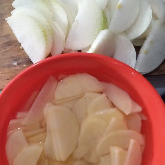 Iris halus kentang dan bawang bombay.