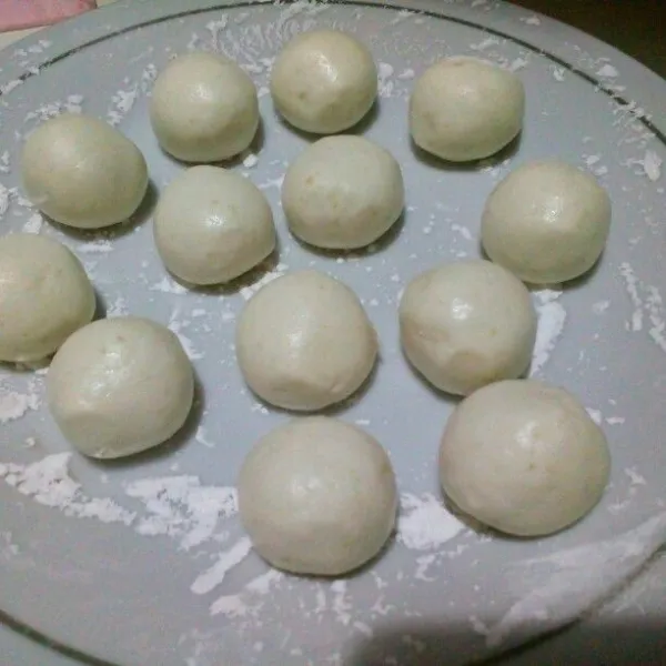 Bulatkan adonan besarnya sesuaikan selera.