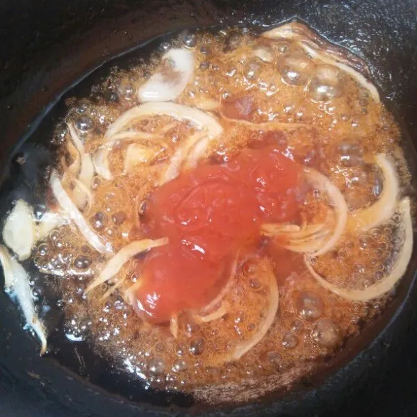 Tambahkan saos tomat, saos sambal, minyak wijen, dan kecap asin lalu aduk rata.