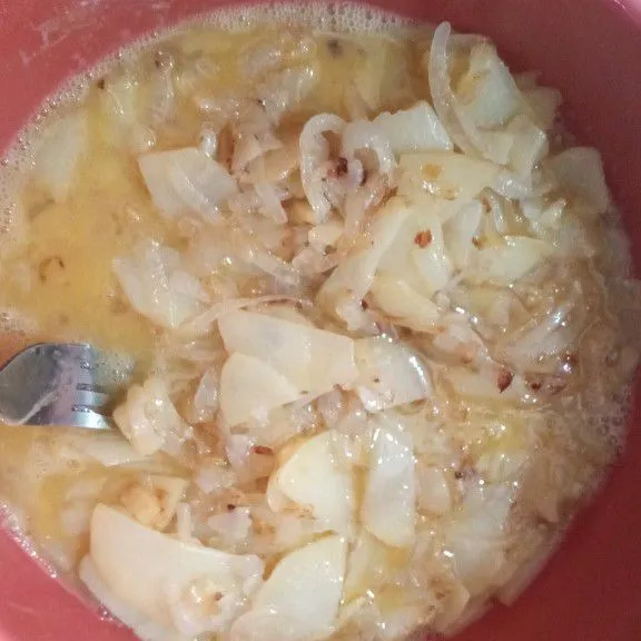 Setelah dingin masukkan ke dalam telur, aduk hingga merata.