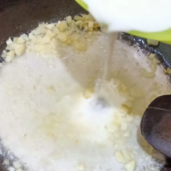 Tambahkan air, garam, dan larutan maizena. Setelah agak mengental matikan api