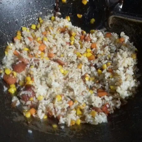 Masukan nasi, beri bumbu pelengkap, lalu aduk rata. Koreksi rasa dan sisihkan.