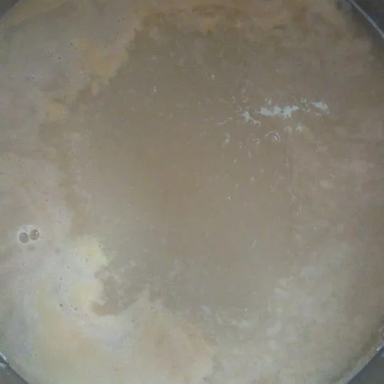 Campurkan jus markisa yang telah disaring dengan gula pasir dan air