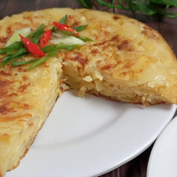 Angkat lalu potong sesuai selera, lihat dalamnya...tebal dan ini enak banget.