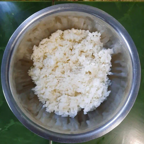 Siapkan nasi dalam bowl.
